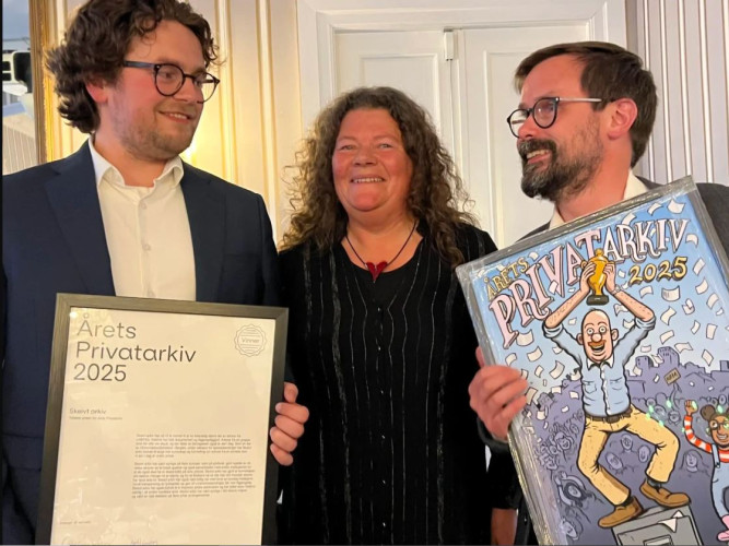 Årets privatarkiv 2025. Fv: Herman Birkeland Krohn-Dale (Skeivt arkiv), Kathy Lie (juryleder) og Runar Jordåen (Skeivt arkiv). Årets privatarkiv 2025. Fv: Herman Birkeland Krohn-Dale (Skeivt arkiv), Kathy Lie (juryleder) og Runar Jordåen (Skeivt arkiv).