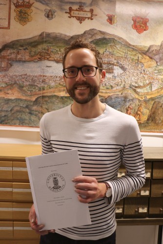Historiker Birger Berge leverte våren 2016 sin masteroppgave "Attråverdige fellesskap? Familieforståing i homorørsla 1973-2008".