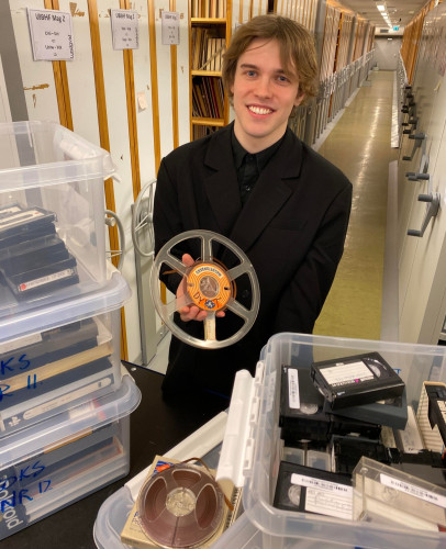Bastian Danielsen med lydruller og annet som er digitalisert. Bastian Danielsen med lydruller og annet som er digitalisert.