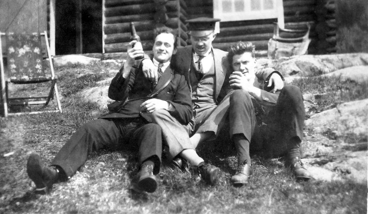 Olaf Aastebøl med "venner" - Foto: Kongsvinger museums fotoarkiv.