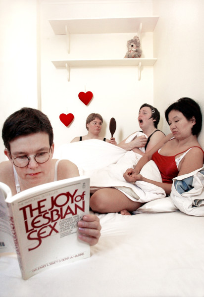 Arrangementsgruppen bak Bokdusjen: Ingvill Henmo, Siri Lindstad, Halldis Fougner og Anne Øfsti. Fotografiet ble publisert i Blikk i 2002 i forbindelse med markedsføring av Bokdusjen kalt "Love & lust – eller lyst og lov." Foto: Åshild Støylen