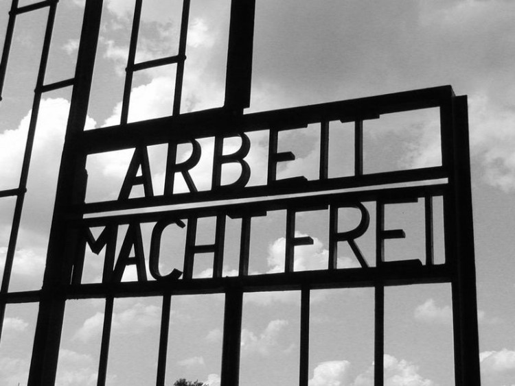 På porten til konsentrasjonsleiren Sachsenhausen står det skrevet Arbeid macht frei. Kilde: Wikimedia commons (CC-BY-SA, lastet opp av bruker Muu-karhu).