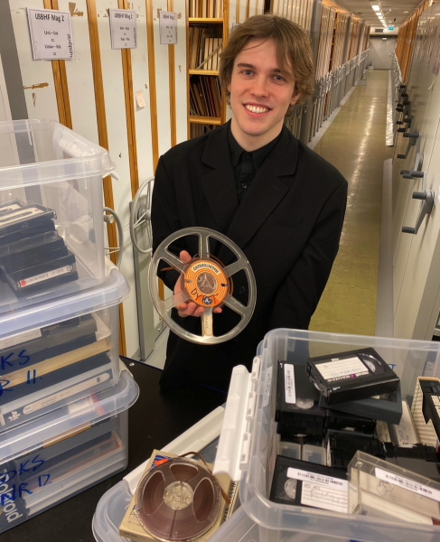 Bastian Danielsen pakket lyd og video for å sende til Nasjonalbiblioteket i Mo i Rana. FOTO: Skeivt arkiv.