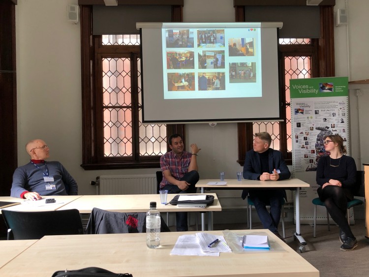 Fra høyre Skeivt arkivs Hannah Gillow-Kloster og Bjørn André Widvey i samtale med Danny Barreto (Colgate University) og Jeff Evans.