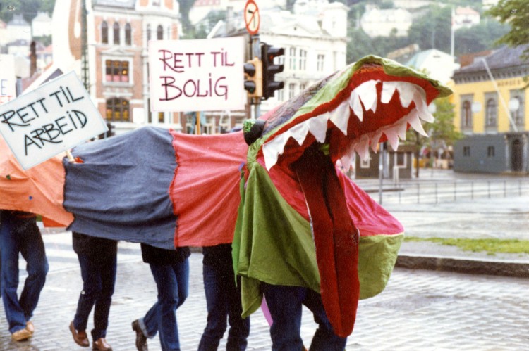 «Rett til arbeid, rett til bolig». Demonstrantene er klare på sitt budskap, men skjuler sin identitet. Den første homoparaden i Bergen, trolig 1981. Foto: FRI Bergen og Hordaland