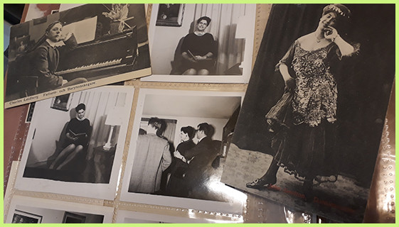 Two black and white picture postcards from the early 20th century placed on top of a sheet from a photo album from the late 1960's. The first picture post card depicts a person sitting at a piano, looking into the camera, and is subtitled "Charles Leidberg Falsett- och Barytonsångare". The second picture post card depicts a person standing, lifting their skirt and posing with the other hand at the mouth, and is subtitled "John Grafton, Damimitatör". The photos in the album sheet depict Eva-Lisa Bengtson