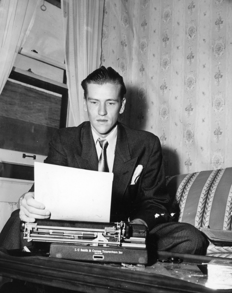 Journalisten Kai Mossin i USA i 1949 (Løvetannarkivet). På baksiden av dette bildet, som han sendte til Rolf Løvaas, sto det: ”Til Rolf fra din gode venn Kai. Dallas 20.11.49”.  
