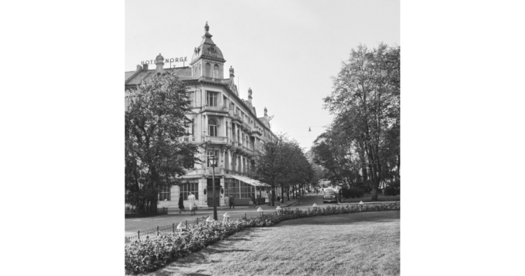 Hotel Norge. Foto: Gustav Brosing. Billedsamlingen, Universitetsbiblioteket i Bergen Hotel Norge. Foto: Gustav Brosing. Billedsamlingen, Universitetsbiblioteket i Bergen