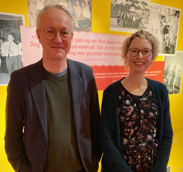 Gry Bang-Andersen og Bård Gram Økland ved Bergens Sjøfartsmuseum i utstillingen.