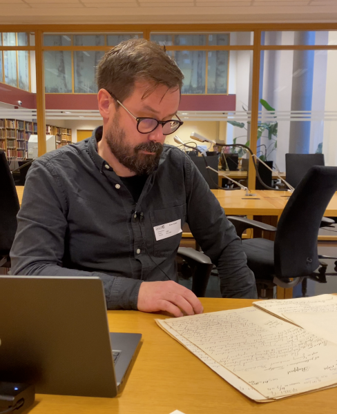 Skeivt arkivs Runar Jordåen les dokumenta på Statsarkivet i Trondheim. Skeivt arkivs Runar Jordåen les dokumenta på Statsarkivet i Trondheim.