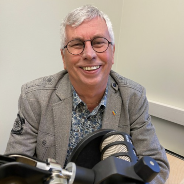 Trond Indahl ved mikrofonen.