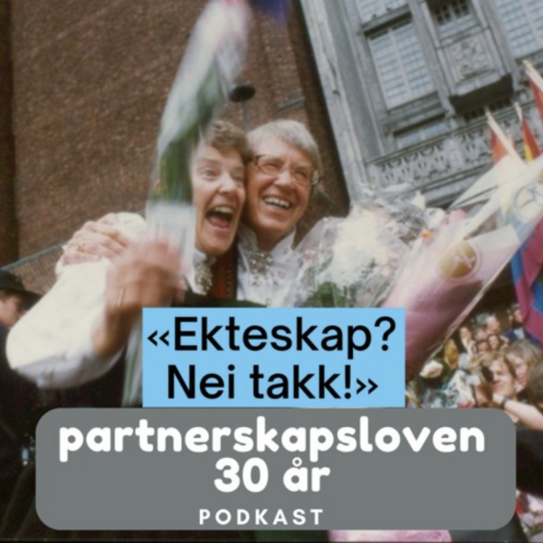 Kim Friele og Wenche Lowzow i bunader, jublende med blomster i hendene etter at de har inngått partnerskap på Oslo Rådhus.
