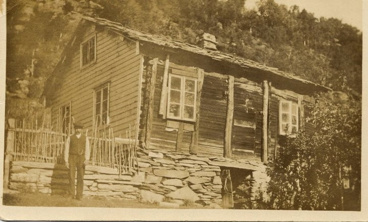 Husmannsplassen Tubbeskårane i Luster i Sogn. Ola A. Talle var fødd og oppvaksen her. Mannen på biletet er Ola sin far Anders Einerson Talle. Foto: ukjend, ukjend datering. 