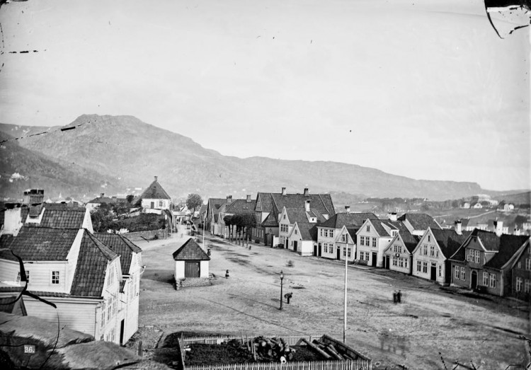 Klosteret in Bergen in 1865. The Lockwood family's house is the fifth from the right. Today, the house's facade is somewhat altered and has the address Klosteret 12 (Photo: Knud Knudsen, University Library of Bergen: Picture Collection). Klosteret in Bergen in 1865. The Lockwood family's house is the fifth from the right. Today, the house's facade is somewhat altered and has the address Klosteret 12 (Photo: Knud Knudsen, University Library of Bergen: Picture Collection).