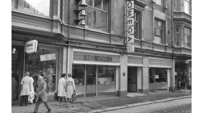 Fasaden til Urmaker Finckelsen i Nygårdsgaten 2, 1958. Foto: Foto: Norvin Reklamefoto/Billedsamlingen, Universitetet i Bergen.