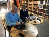 BILDE FOR BILDE: Leif Pareli og Turid Eikvam går gjennom bildene. BILDE FOR BILDE: Leif Pareli og Turid Eikvam går gjennom bildene.