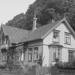 Foreningshuset til "Nord Norge Bergen" i Kalfarveien 34A, ble leid som festlokale av DNF-48 da de startet egen avdeling i Bergen.